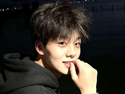 男生海边氛围感写真自拍教程#氛围感照片 #豆包ai #豆包出大片有两把刷子 #豆包P图指令 #海边随拍