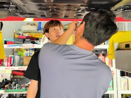 零跑A10装护板,只分享我自己的选择 今天给我的零跑A10装护板,我在网上买了整套护板,本来是想着一起装上的。结果到汽修厂把车升起来看了底盘之后,我就临时改主意了,最后只装了电机护板,那两块电池护板我直接退了。
原车电机下面是塑料护板,平时过减速带、小坑洼确实容易蹭到,装个铝镁合金的我自己也更踏实一点。
至于电池护板,我就没要了。我看原车电池下面本身就是硬壳护板,不是软塑料,出厂肯定都是符合安全标准的。我平时基本都在市区开,也不跑烂路、不去工地,没必要再额外加装。我想着额外加一层的话,厚度会降底盘高度,多多少少还会影响散热,我也有点担心质保,就没装。
装完我才知道,原来零跑商城里也有原厂整套护板。如果大家真有需求,其实可以用能量在商城兑换,原厂装起来也更稳妥。
这是我自己的实际选择,给大家参考一下。
你们的车都有装护板吗?一起来聊聊~
如果你也是零跑A10车主,想跟着我一起记录真实用车体验、避坑少走弯路,可以点个关注,后续继续分享我的用车细节~
#零跑A10 #我的零跑生活#底盘护板