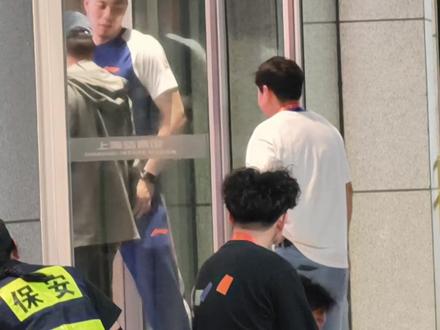 G2后场外太热闹:布朗踹门泄愤,孙铭徽遭嘲讽,古德温妈妈泪目 #上海男篮 #浙江广厦 #CBA总决赛 #古德温 #孙铭徽