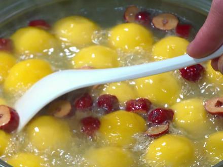 美粮坊这个新出的#大黄米汤圆 糯唧唧的,花生黑芝麻两种口味,一口下去真的迷糊了!#汤圆#妈呀太好吃了