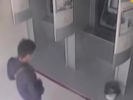 银行门口出新招、提款机被人安装隐形摄像头、复制盗刷银行卡、起钱的时候要多个心眼