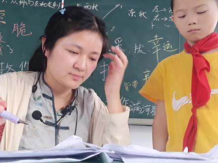 有没有发现小孩子的表达能力下降了?比如遇到任何事情都可以用“6"字回答。网络用语替代了常规表达,很多孩子作业、日记、作文都有网络用语的影子。记得有一阵子我自己也玩梗,“信春哥,得永生”,时间长了导致一些本会组织的语言都不知怎么去表达。我是成年人,我能意识到问题的严重性,所以立刻克制网络表达,多看名著和经典,把思维带回。成年人都是如此,小孩子三观没有形成,更容易被影响。在班级,对于学生玩梗一直以来我都没有一棒子打死,但是希望未来孩子们可以早日有自己的判断,家长、学校、社会共同引导,千万不可让孩子们沉迷网络梗!
班会课课件来自"文小叨老师",大家可以去关注这位善于思考的语文老师!@文小叨老师 #网络梗 #小学生 #主题班会 #师生日常 #教育 #乡村小学