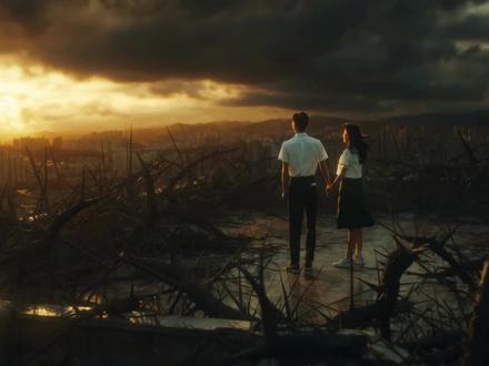 粤语版《够爱》杀疯了!前奏一响,终极一班的 DNA 直接炸了 谁懂啊!前奏一响,直接梦回守在电视机前追《终极一班》的夏天!
曾沛慈这首刻进无数人青春的《够爱》,这次唱片公司重新填了粤语歌词,把那份穿梭星际、跨越轮回的极致绝爱,唱得更燃更虐!
穿梭于金星火星水星土星每一个星,在光阴里辗转千年,我不松手,终会找到你的身影;
荆棘尖刺挡不住我们的开始,万次拒绝也只为你说愿意,哪怕末日来临,也要相拥到最后一刻。
不用退后自救,哪怕结局是你我尽化乌有,够爱,半秒也足够。
这份旁人没有的动人绝爱,是耗尽灵和魂魄,轮回百次也依然要相守的执念;是万年不变、不舍不弃,横穿春秋、如同星光永生的恒久。
当年我们为终极系列的热血尖叫,为修香的爱情落泪,如今再唱这首歌,才懂最好的爱,从来都是:
无论跨越多少时空,历经多少轮回,我都会找到你,爱上你,直到尽头,没有尽头。
#够爱 #曾沛慈 #终极一班 #终极三国 #粤语翻唱 #青春回忆杀 #90 后青春 #00 后回忆 #终极系列 #绝爱