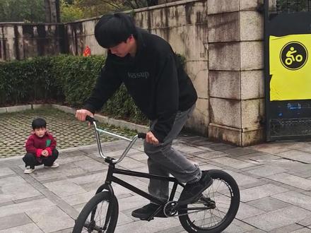 我的扭扭车断了 #vlog流量扶持计划 #扭扭车 #漂移#神龙摆尾#双轮驱动bike