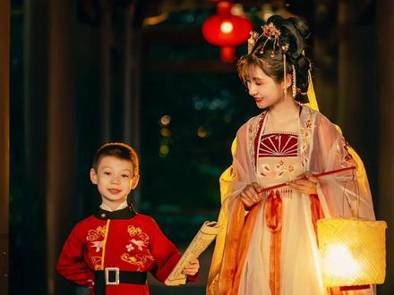 这个暑期就进军西安!!别管了,就找这个自带呲花还会整理仪容仪表的摄影师去学摆pose!!#西安旅游攻略 #大唐不夜城 #西安汉服拍照地 #西安热门打卡地推荐 #汉服