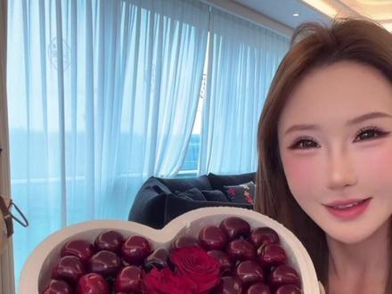 幸福美美,迪哥送的比眼睛还大的樱桃🍒 520快乐#高迪大美 #高迪 #高迪520 @精彩高迪