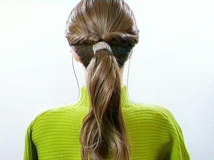 一分钟快速造型(19)军训也疯狂的另类马尾,让你的军姿更迷人#简单编发 #自己做造型