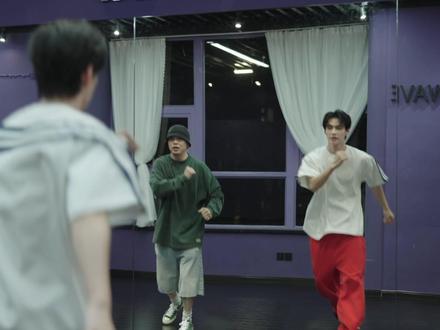 #泰甜啦 咔嚓📷捕获一只在认真跳舞的朝朝~#何与 #靳朝