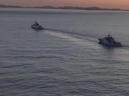 12月29日,福建海警组织舰艇编队位马祖岛、 乌丘屿附近海域开展综合执法巡查。台舰艇使用英文向我海警舰艇喊话。海警执法员现场驳斥:“两岸同属一个中国,我们都是中国人,请你使用中文交流。搞‘台独’就是死路一条。搞武力对抗没有出路,请你们不要误判形势,引火烧身。”(来源:中国日报)