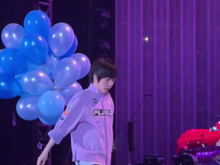12.27台中5525+1 宝宝哥就这么在我面前把气球送给宝宝了!!!
啊啊啊啊啊啊可爱萌死我了
#五月天 #5526 #5525 #五月天演唱会
#5525回到那一天巡回演唱会