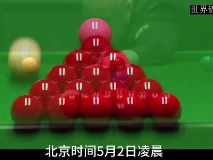 世锦赛半决赛约翰希金斯-马克艾伦战报 北京时间5月2日凌晨,2026斯诺克世锦赛半决赛第三阶段,约翰・希金斯与肖恩・墨菲继续上演强强对话。本阶段两人均打出高质量进攻,墨菲轰出单杆60、82、105分,希金斯打出55、63、70、101分,双方多次平局后,希金斯连下两城,以13-11收官第三阶段,双方今晚21:30将展开终极对决。半决赛采用33 局17胜制,第一阶段双方4-4战平,第二阶段再度8-8战平,二人攻防节奏极其紧凑,不分伯仲。来到今天凌晨开启的第三阶段,双方继续稳定输出,10-10战平结束了上半场的比拼。
下半场再战,第21局,希金斯打出单杆63分,以82-15取胜。第22局,墨菲轰出单杆105分完成零封,比分再度变为11-11。第23局成为关键转折,希金斯打出单杆70分,以74-33拿下。第24局,希金斯手感彻底爆发,上手后轰出单杆101分,零封完成关键两连鞭,将第三阶段比分定格在13-11。第10局,约翰希金斯只拿到了一分,反而被肖恩墨菲打出了一个单杆88分,两个人再度打平。接下来的场次,约翰希金斯连得两局破50的单杆,以8:6领先对手肖恩墨菲这也是第一次领先两局。但是随后肖恩墨菲把握住机会,连追两局以险胜约翰希金斯,最后把比分打成了8:8。约翰希金斯最后两局输给肖恩墨菲,最重要的原因是精力消耗比较大,这体现出年纪大熬不住的一个重要问题,不得不服老、精力不集中就会容易失误,丢失机会。我们从镜头慢放细节来可以看出,约翰希金斯经常手臂都在抖。消耗的体力太多,击球速度跟准度就下滑很严重。只能说约翰希金斯想要赢得半决赛要快速拿下,前面几局不能落后#局17胜制第 #赵心童 #丁俊晖 #吴宜泽 #今日份台球打卡