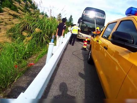 大巴车爆胎,55名乘客被困高速,高速交警快速处置保平安。#六支队