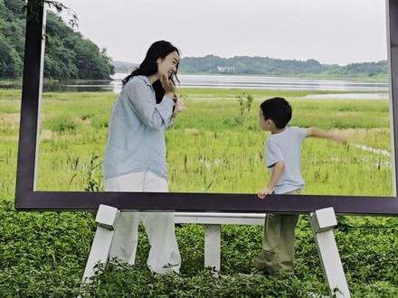 Vlog|🚗庐南川藏线(自驾版)
这条线路位于庐江县南部山区,串联了多个自然与人文景点,适合自驾、骑行和摄影爱好者。因沿途风景秀丽、道路蜿蜒起伏,被誉为“庐南的川藏线”。
1️⃣行程路线
合肥市区→双顶山→矾山镇(美食补给)→寨基山→相思巴滩→黄山寨→青山湖→返程
(全程约120公里,驾驶+游玩约6-8小时)
2️⃣必玩景点
1.双顶山
- 特色:连续发卡弯
- 玩法:
- 双峰并立:山形独特,适合拍照
- 云海日出:天气好时,清晨可看到壮观的云海
2.矾山镇
- 特色:曾是全国最大的明矾产地
- 玩法:
- 矾矿工业遗址,适合工业风摄影
- 美食:竹笋、蕨菜、土鸡等农家菜及米饺
3.寨基山
- 特色:庐江的隐秘徒步胜地
- 玩法:
- 轻徒步:登顶寨基山
- 露营观星:山顶平坦处可扎营
4.相思巴滩
- 特色:庐江的秘境浅滩与浪漫打卡地
- 玩法:
- 浅滩嬉水 & 夏日清凉
- 河畔露营 & 野餐
5.黄山寨盘山公路
- 特色:"皖中318"最险路段
- 玩法:
- 挑战5连发卡弯(手动挡更刺激)
- 登顶军事雷达站(全景视野)
- 航拍蜿蜒山路(最佳时间:清晨或黄昏)
6.青山湖
- 特色:高山湖泊,水质清澈
- 玩法:
- 湖边露营(免费)
- 划皮划艇(自备装备)
- 拍摄倒影(无风时最佳)
3️⃣温馨提示
1.驾驶安全:
- 雨季部分路段易塌方(出发前查天气)
2.补给点:
- 矾山镇、黄屯老街餐馆较多
- 途中村落有小卖部(可自备干粮)
#vlog旅行记 #周末去哪儿 #合肥遛娃 #庐南川藏线 #治愈系风景