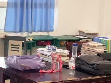 6月24日,汉中市龙岗学校毕业生杨思卓同学在查得高考成绩后,为老师送上#束脩之礼 拜谢师恩。#师生情 #汉中dou知道 (视频来源:@爱龙岗 编辑:王玉恒 责编:任悦)