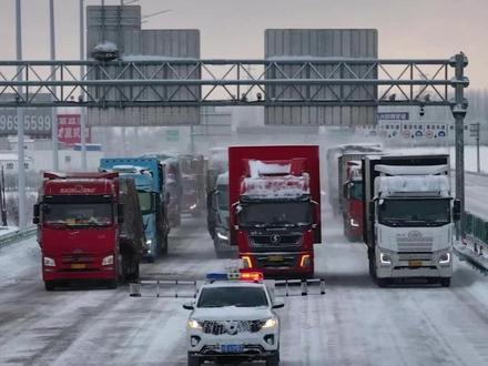 昌吉交警 压速带道 多批次疏导近千辆滞留和过境车辆#高速公路 #警车开道 #昌吉交警 #风雪中的守护 #G30连霍高速恢复通行