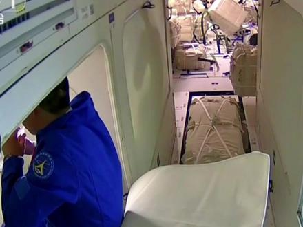 宇航员在太空怎么睡觉?#宇航员 #宇航员在太空怎么睡觉 #太空 #致敬航天员 #厉害了我的国🇨🇳