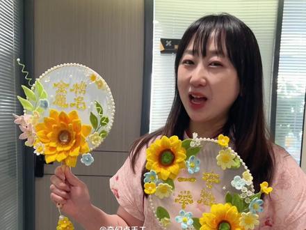 气质满满的向日葵🌻送考扇,一个小时做一个超简单,搭配旗袍太美啦!#向日葵 #一举夺魁 #高考加油 #扇子 #扭扭棒