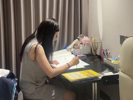 女儿在曲靖一中,全班前三的真实强度!
我是云南老母亲一枚,女儿目前在读高二。好多人问我女儿是怎么在高手如云的曲靖一中文科实验班里保持班级第一的,首先孩子属于比较努力型,今天就来分享下孩子的学习安排和心得,看完你就知道曲靖一中的孩子有多拼了!
每天晚上(轮流)主攻:
🎉数学:每晚都会死磕压轴题,有空就约线上一对一老师巩固下知识。不搞题海战术,就盯着“题眼”抠逻辑,老师手把手教她拆条件、搭解题思路,这点真的管用!现在娃学数学劲儿特足,说解题跟闯关似的,越做越上瘾,还总主动找老师聊思路,数学成绩一直稳稳的,老母亲看着别提多欣慰了。
🎉英语:之前卡在词汇和阅读完形上,每天雷打不动背20个新单词、复习30个旧的,不容易忘。每天精读一篇课文,划重点句型和生词,还会把文章里的好词好句积累下来用到作文里。每周二晚上用1.5倍速练听力磨耳朵,慢慢语感就上来了。坚持了半个学期,词汇量上去了,阅读完形错的越来越少,作文也比以前有东西写了,成绩肉眼可见往上走。
🎉物理:之前她最怕力学综合题,特别是那种多个过程嵌套的题目,一看到就发怵,丢分严重。后来报了线上的物理专项课,老师不只讲公式怎么套,而是把复杂的运动过程拆成小片段,带着她用v-t图像还原整个物理场景,再一步步找临界点、列方程。几节课下来,孩子居然开始主动和我讲“动量守恒怎么分析碰撞过程”了!现在她每天会花10分钟复盘当天做错的物理题,周末再跟着老师整理模型题的解题通法,最近几次考试,物理成绩明显上来了,做题思路也比以前清晰多了。
在曲靖一中,没人比家长更清楚了:孩子的“名列前茅”从来都不是熬出来的。每晚她对着笔记梳理逻辑,对着例题抠透思路,不是比谁睡更晚,是比谁能把知识学“活”。
看着她专注的样子,心疼但是更佩服——原来真正的拼,是带着清醒的节奏向前跑!云南的家长们都懂,能在这个牛娃扎堆的地方稳住第一,太板扎了!#家有高中生 #学习方法 #经验分享 #继续加油 #高中数学