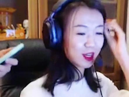 QUQU真的怕老婆吗?佳慧倒水是爱情的模样,CSGO一哥拿五杀,已经成家常便饭#csgo #ququ