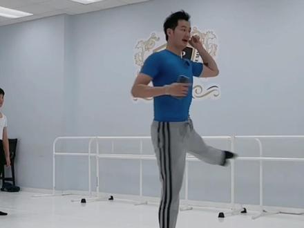 身体等一下腿,用旁腿带。但是旁腿带的难点是,身体不好控制…
但不拿旁腿带,你的动力就很难建立。
总之,要清楚要点的补充要点。#芭蕾 #首席Liang芭蕾