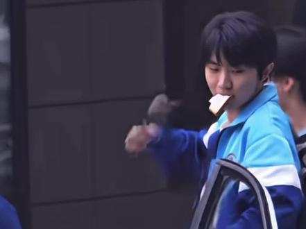 小马做得好👍🏻看烟花的你是不是也在回想这三个月的白杨呢 #马嘉祺 #我们生活在南京 #杀青 #烟花