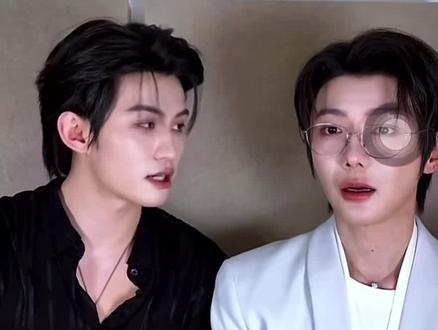 细品1.4号双人直播
我感觉当时两人借着拆不拆,实则是互相告白了
普普回答完不拆后,云旗就跟默认已经谈恋爱了一样,把普普扣怀里,盯着普普嘴唇看,毫不掩饰当下想法。#云熠 #磕糖