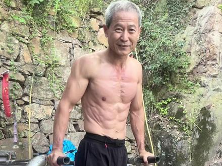 健身就是循环渐进同样的动作,反复去做。#每天坚持锻炼会有不一样的收获
