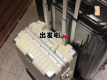 迪拜丝滑入镜攻略来啦 1.入镜🗺️:中国护照,迪拜免签 不需要任何费用只需要空白页2页且护照有效期六个月即可,机场可免费连接Wi-Fi 2.电话📱:出发前记得开通全球漫游服务,迪拜入境海关可免费领取当地电话卡,赠送1GB流量,不够用可在App充值 3.货币🪙:阿联酋当地通用迪拉姆、美金;最新汇率是1迪拉姆=1.88人民币 入境没有现金要求,可准备少量现金以备不时之需 4.语言🗣️:阿联酋官方语言是阿拉伯语,但英语也可以随便交流,几乎人人都会英语 5.时差🕐:迪拜时间比北京时间慢4小时(北京中午12:00 迪拜时间为上午八点,迪拜最好的旅游时间为 12月-4月,平均温度 20-26度,秋高气爽 中午会比较热 晚上非常凉快 需要穿薄外套 6.📵因为迪拜运营商的规定,当地禁止使用微信 WhatsApp和FaceTime的语音和视频功能,如果需要和国内家人或朋友联系可以使用(国内版)抖音沟通 7.交通🚖:Uber/Careem:相当于国内滴滴,careem=出租车,价格便宜但是需求较多,早晚高峰接单很慢;Uber接单快但价格是出租车两倍 8.住宿🏨:推荐JLT(Jumeirah Lake Towers)附近,去棕榈岛和海滩都很近,周边也有很多吃的 当地中餐排名第一的Homey就在这附近 #迪拜旅游 #迪拜 #在搞一种很新的旅行vlog #阿联酋迪拜 #出入境 @DOU+小助手