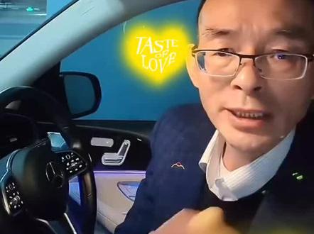 谢浩男爸爸离婚回应,现任妻子郑琴与前任妻子许建华。