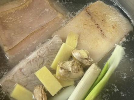 #河南美食 #安阳美食 #腐乳肉 #年夜饭 #腐乳肉怎么做
每年都要蒸的扣碗腐乳肉,软烂到入口即化,家里人都很爱吃。配料表放视频里了,简单的很