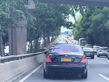 额贼,谁嘛这是#最牛车牌 #这是什么车 #街拍豪车
