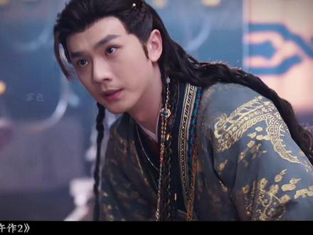 王冠染血!毒子囚父,楚楚被俘,萧瑾瑜孤身入南赵! #御赐小仵作2 #电视剧解说 #苏晓彤 #王子奇 和谈宴血案竟成夺权契机!祐辰安被揭穿私设锻铺打造刺杀匕首后,索性毒控南赵王、强行摄政。当楚楚为救治百姓耗尽药材,父亲寻药时落入陷阱——祐辰安以楚楚父女为筹码,逼萧瑾瑜亲自踏入南赵险境。一边是中毒瘫痪的真国王被当众羞辱,一边是怒喊“血债血偿”的复仇大军将,萧瑾瑜的每一步都踩在悬崖边缘。而楚楚在敌营中对父亲含泪说“是我连累您”……这场以人命为棋的终局博弈,谁能活着走出南赵王庭?