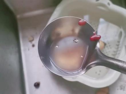 这个可以吃吗?红豆煮出来的。这个白白的好像虫子