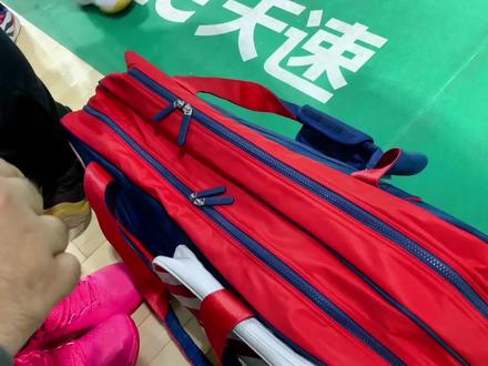 #羽毛球拍 和爱打羽毛球的小伙伴一起来分享球包里的球拍啦。#双十一 超支啦,最近出去吃的少了,所以催更的伙伴们,你们要等小铭这个月工资到账了哟。最近会和大家分享我们打球的视频哦。#羽毛球 #快乐羽毛球