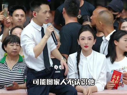 杨雯梓来到索图大舞台,两首歌唱到人气巅峰#索图大舞台 #娱乐 #杨雯梓 #苹果香