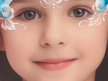 新款艾莎公主,蓝色排笔加上白色透明玫瑰花,多一门技能,多一项选择,希望所有的努力者都能心想事成,过上自己喜欢的生活,一起加油#脸部彩绘 #奋斗宝妈 #每天学习一点点 #艾莎公主