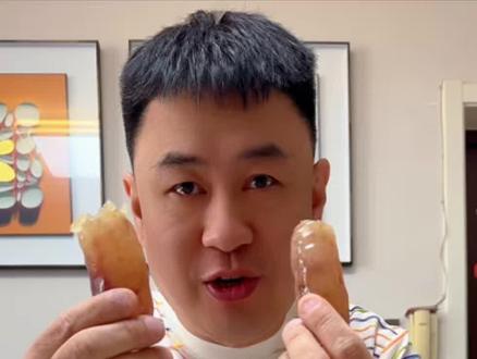 不是我要求的,看我吃得香非要让我给他拍一个。他平时不吃肥肉的,吃完两根说还能吃两根😳那我能给你吃吗🙄#一本正经的美食 #九肥一瘦 #水晶腊肠 #美食主播同款