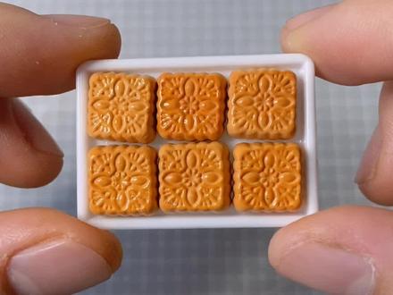 #中秋佳节 快要到啦,做个迷你月饼🥮应应景~#粘土调色 #中秋节 #迷你食玩 #粘土@抖音小助手