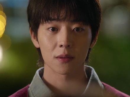 小韩太会拍双向救赎了!《在你灿烂的季节》第2集,他在无人知道的角落爱了她很多年,然而人与人的缘分,不是一场不出门就能避开的雨
#在你灿烂的季节 #李圣经 #蔡钟协 #爱情 #韩剧