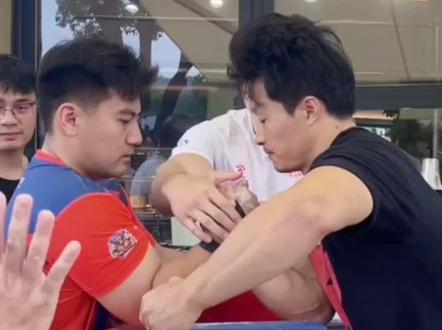 张迎春VS李世豪#斗腕 #斗腕张迎春 #体育精神 #热门