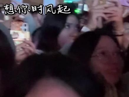 中山草莓音乐节之单依纯 这趟来得值了! 昨天的阵容都很喜欢也一直在跟唱,一直到晚上,终于等到了压轴的单依纯,千万缕思绪在心中交汇,我站在人群里听着单依纯唱【想你时风起】默默哭泣,想跟唱但嘴角一直在颤抖,可能是因为单依纯真的唱的太太好听了 期待了太久了,可能是因为第一次现场听到单依纯的声音 真的太戳我了,可能是第一次听音乐节太感慨了,可能是守了一天站在人堆堆里踮了好久的脚尖,可能是带了手机和大疆为了拍摄结果刚好在拍单依纯前手机没电关机了充电宝却没带线,可能是当我站在朋友最前面想憋住眼泪的时候,朋友伸出手机拍拍我的头说惜 别哭,可能是想起平时在KTV和朋友唱歌的时候都会点这首想你时风起,可能是那一刻真的很想再靠近一点舞台,但却只能看到远处的她和大屏,可能是感觉一切都美好得不真实…
后来一直回看朋友录的这段视频,还是会忍不住眼眶泛红hh,下一次,我想再靠近一点,更赤诚更热烈的感受现场 感受你在我面前🎤
#单依纯 #中山草莓音乐节 #瞬间戳中泪点 #想你时风起 #音乐节现场