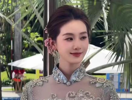 刘诗诗越南参加活动被偶遇,一袭蓝色亮片旗袍尽显东方美 #刘诗诗 #越南 #热点
