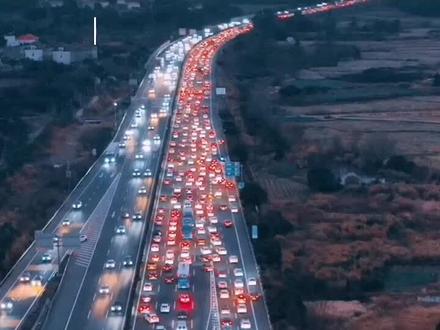 2026年春节假期,2月15日0时到2月23日24时,全国高速公路将免收7座及以下小型客车通行费。 (来源:南方都市报)
#2026春节假期 #高速免费 #免费通行时间 #高速公路 #欢度春节 @DOU+小助手