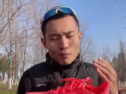 飞电6C马年限定版❗️到底有啥不一样❓ 马年限定版的李宁飞电6C,跟首发色相比到底有哪些不一样的地方?这一代6C有哪些变动?适配人群都有哪些?关于这三个问题,今天我带大家详细聊一聊#跑鞋 #跑步 #跑鞋推荐 #碳板跑鞋 #李宁跑鞋