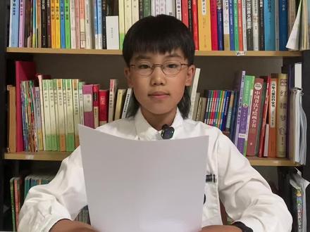 #给阿嬷的情书 观后感
本以为又是一部被捧得过高的电影,
早已厌倦了靠眼泪制造噱头的煽情套路。
直到我完整看完整部剧,
才后知后觉地明白。
这种感觉,就像
在满是速食快餐的世界里,
忽然喝到一碗慢火细炖的热汤,
我竟一时不知如何安放这份动容,
思绪都变得空白。
“原来人与人之间,真的有过这样干净纯粹的岁月”
我无法简单定义这是爱情、友情或是亲情,
那样太单薄,也太辜负了这份深情。
就像我最初,低估了片头那句最朴素的话:
“阿嬷说,要做一个有情有义的人。”
看到最后,刻在我心底的只有七个字:
至真至诚的情义。
这是人与人之间,最本真、最干净、也最珍贵的感情。
只是如今,我们已经很难再体会到。
不是不愿真心,
是太多人早已失去了坦诚相待的勇气。
真诚与真心,成了谁都不敢轻易亮出的底牌。
我们可以赤诚,可以勇敢,
可这世上,能读懂、能接住你真心的人太少,
愿意用同样的真诚回应你的人,更是寥寥无几。
一旦掏心掏肺,却得不到回响,
只剩满心的委屈与难堪。
毕竟我们的真诚,从来都带着满心的期待。
而在这两个小时里,
真诚,是每一个人最底色的温柔。
我曾俗套地以为,南枝只是温婉懂事的女子,
看到最后才猛然懂得:
木与叶的牵绊,全靠一枝相连。
是情义,让她一笔一划写下满纸思念;
是情义,让她熬过无数漫长漆黑的夜晚;
是情义,让他在异乡漂泊,始终心怀光亮;
也是情义,让木棉花,开得如此热烈鲜活。
看到结尾,我难以平复,
不是难过,也不只是感动,
或许什么都不为,
只是借着电影,宣泄积攒已久、说不清的情绪。
只是在看电影的这一刻,我何其幸运,
能感受到一份细腻温柔、又磅礴盛大的爱,
在心底缓缓流淌,
生出从未有过的共鸣与回响。
我不知道一封信要走多远、多久才能抵达,
只知道思念,永远萦绕在潮汕与暹罗的天空,
而情义,永远藏在每一个人的心底。
这里的爱意,深沉又滚烫。
我的眼睛下起了雨,
可我不想撑伞,
就让这份情绪,安安静静地流淌。#给阿嫲的情书#国学之三年一班李昊泽同学