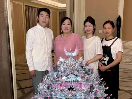 20岁女保姆婉婉用了两天一晚拼粉黛花轿送给我妈妈,真的太好看啦!姐妹们,阿姨们,你们觉得婉婉做的怎么样?#记录真实生活 #日常vlog #保姆 #粉黛花轿