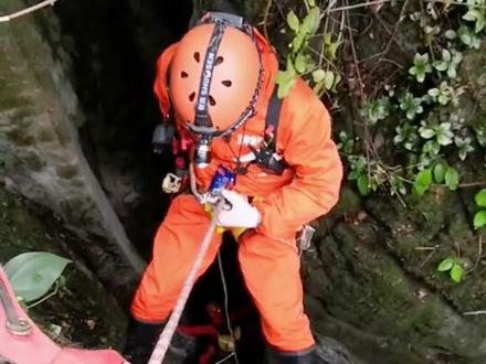 测试用STOP下降器探洞,顺便清理线路上的碎石。#探洞 #绳索救援技术 #下降器