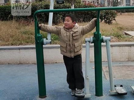 我敢说,这是全网唯一没人敢模仿的视频! #危险动作请勿模仿 #服了 #小孩哥