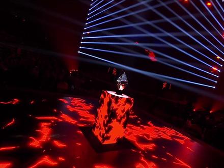 BLAST Slam交棒成都!DOTA2大满贯赛上演压轴盛宴
11月9日,BLAST DOTA IV新加坡站圆满落幕,进入线下淘汰赛的6支全球顶级战队在狮城新加坡上演巅峰对决。经过三天角逐,最终Tundra 3-2战胜Falcons问鼎桂冠,实现BLAST Slam系列赛事三连冠,至此新加坡站的赛事画上圆满句号。
作为新加坡站比赛的最大亮点,成都赛事宣传片也在现场重磅亮相。画面中天府之国的烟火与电竞热血交织迸发,更让这场首次进入中国落地成都的顶级DOTA赛事充满期待,同时正式标志着成都接棒新加坡,BLAST Slam进入“成都时间”。
狮城硝烟未散,蓉城战鼓已擂。BLAST DOTA成都站将接过新加坡站的竞技火炬,以更密集的赛程、更顶尖的对决、更浓厚的主场氛围,为全球玩家呈现一场兼具专业性与观赏性的电竞狂欢。锁定五粮液文化体育中心,让我们共同期待冠军荣耀的诞生,见证DOTA2电竞的全新传奇!