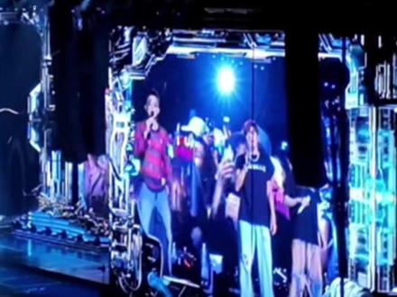 5月15日,周杰伦温州演唱会上,外国球迷帮孙颖莎点了她喜欢的歌曲《我是如此相信》:“世界第一乒乓球运动员也很喜欢你,她很喜欢《我是如此相信》,这梦幻联动太感动!#外国球迷帮孙颖莎在周杰伦演唱会点歌 #周杰伦